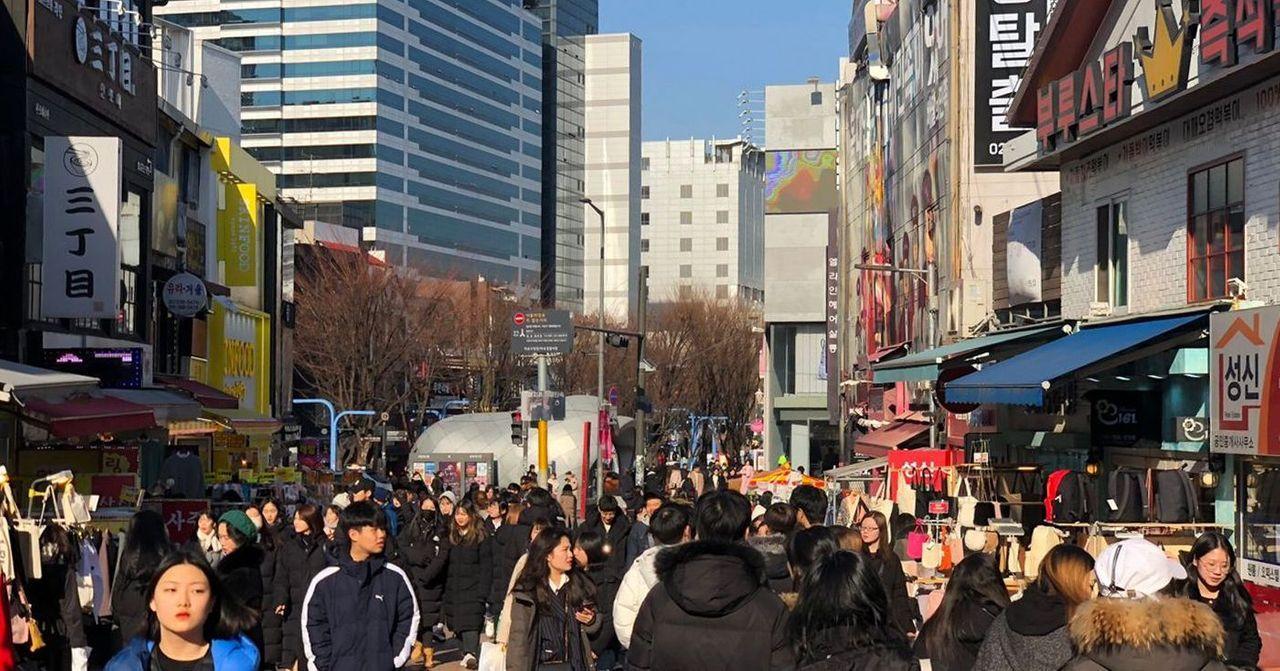 ホンデの繁華街、賑やかな通りを歩く人々、日本の旅行者にも人気の観光地