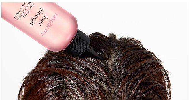 Application of A'PIEU Raspberry Hair Vinegar to scalp, promoting healthier hair and reducing unpleasant odors.