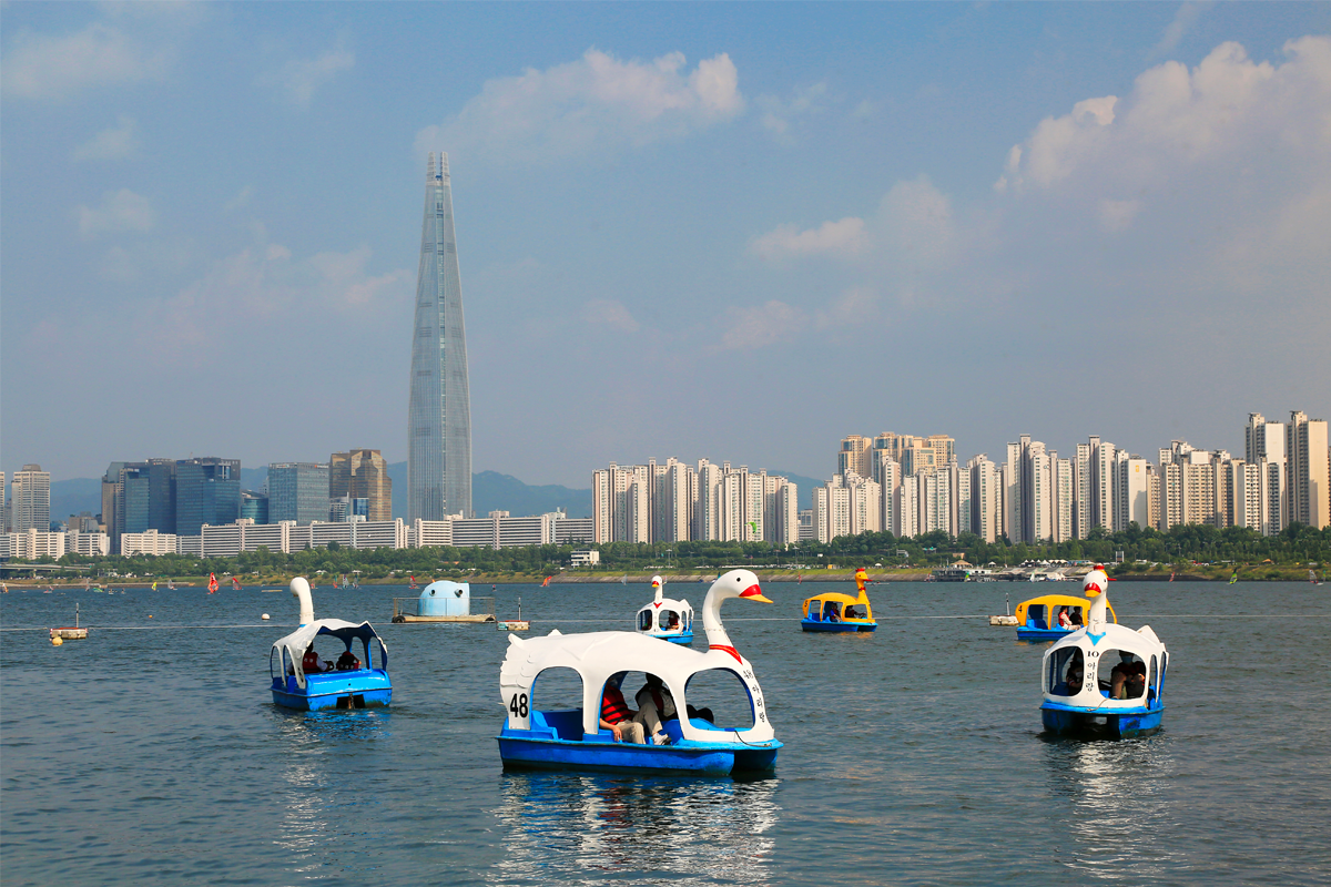 잠실漢江公園의 화려한 광경 - '잠실에서 본 漢江의 멋진 전경'로 적절히 변화할 수도 있습니다.
