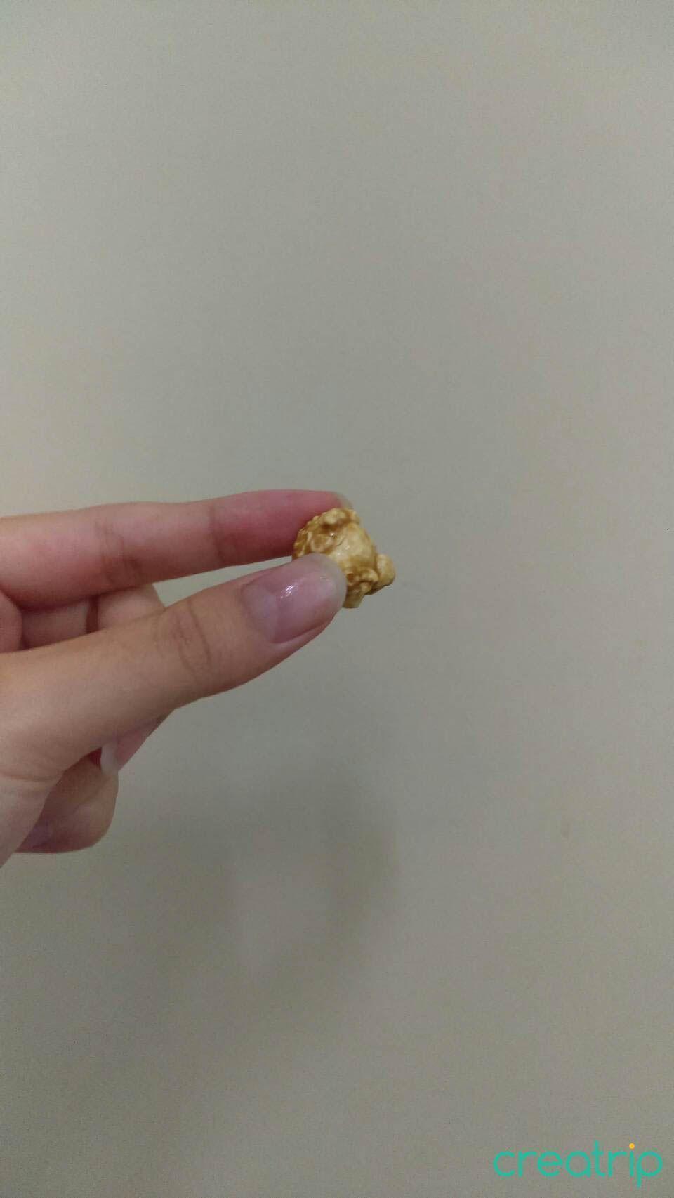 單顆韓國焦糖口味爆米花，展現其黏輕的焦糖外層，適合味覺挑戰者。