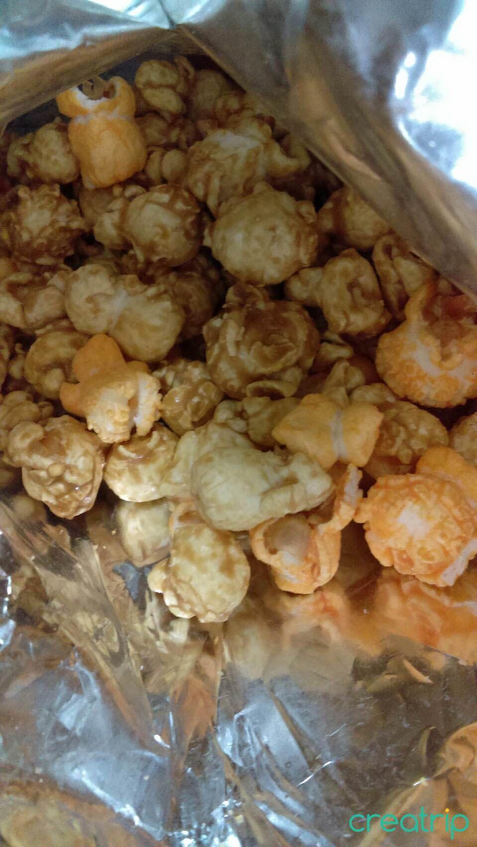 袋內韓國焦糖&切達起司綜合口味爆米花，呈現其深焦糖色與奶黃色完美搭配。