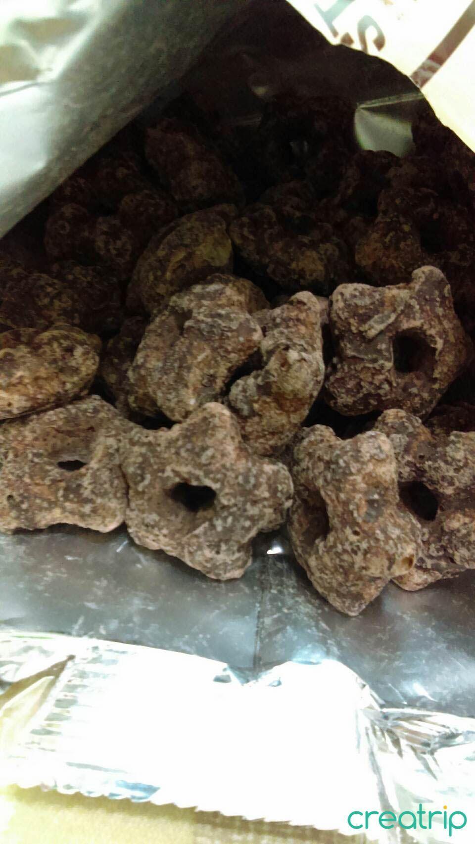 袋內韓國Choco star星星餅乾，展示其深度的巧克力包裹及星星形狀。