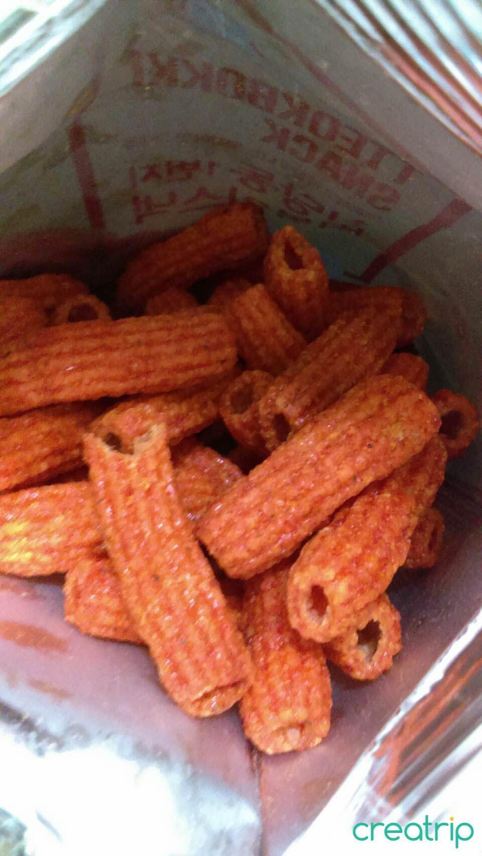 韓國辣炒年糕口味餅乾袋內圖，展現出其濃鬱的橙紅色及獨特的香甜辣味。