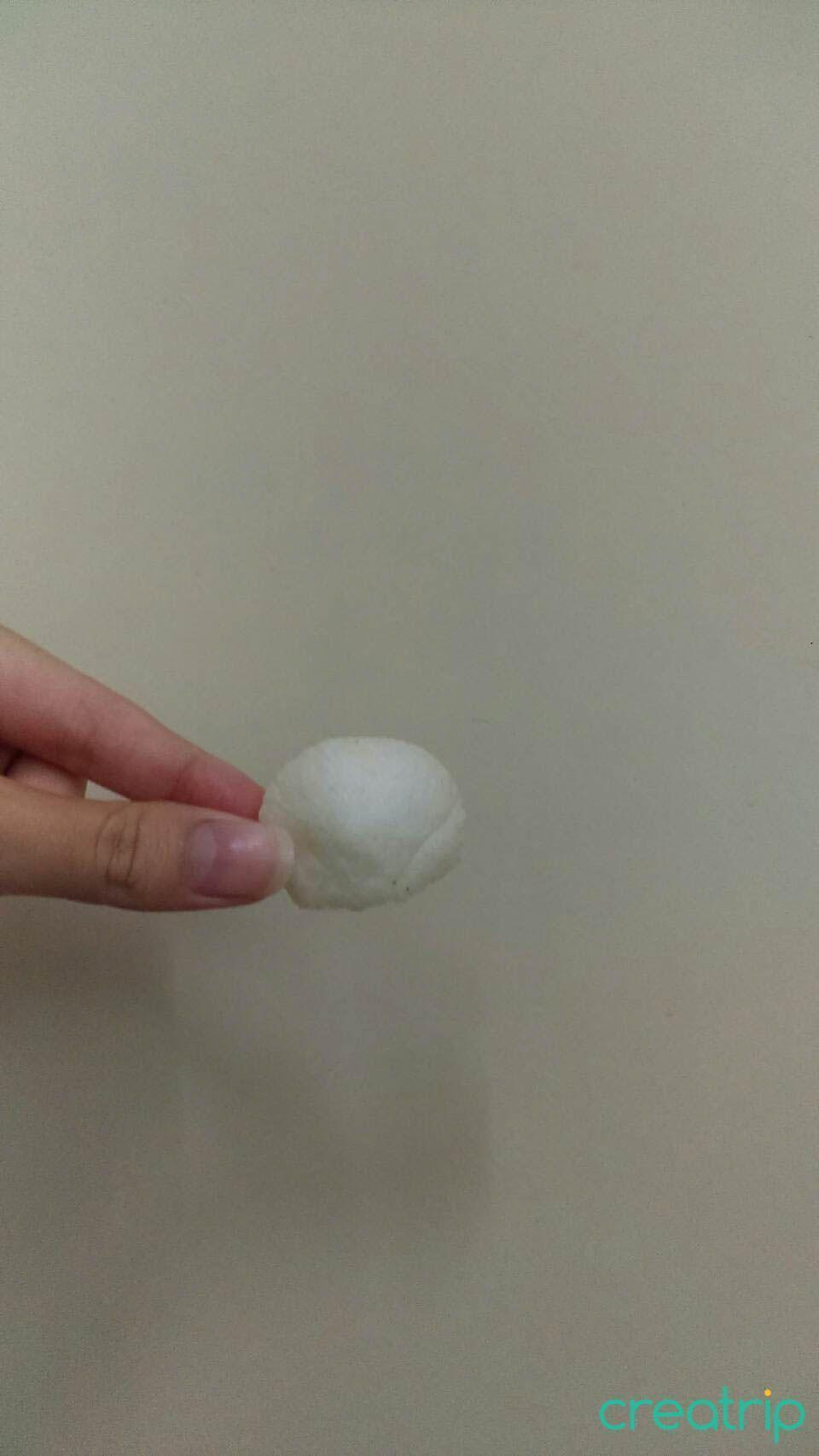 單片韓國蒜蝦餅，展示其圓扁微凹的形狀和蒜香味。