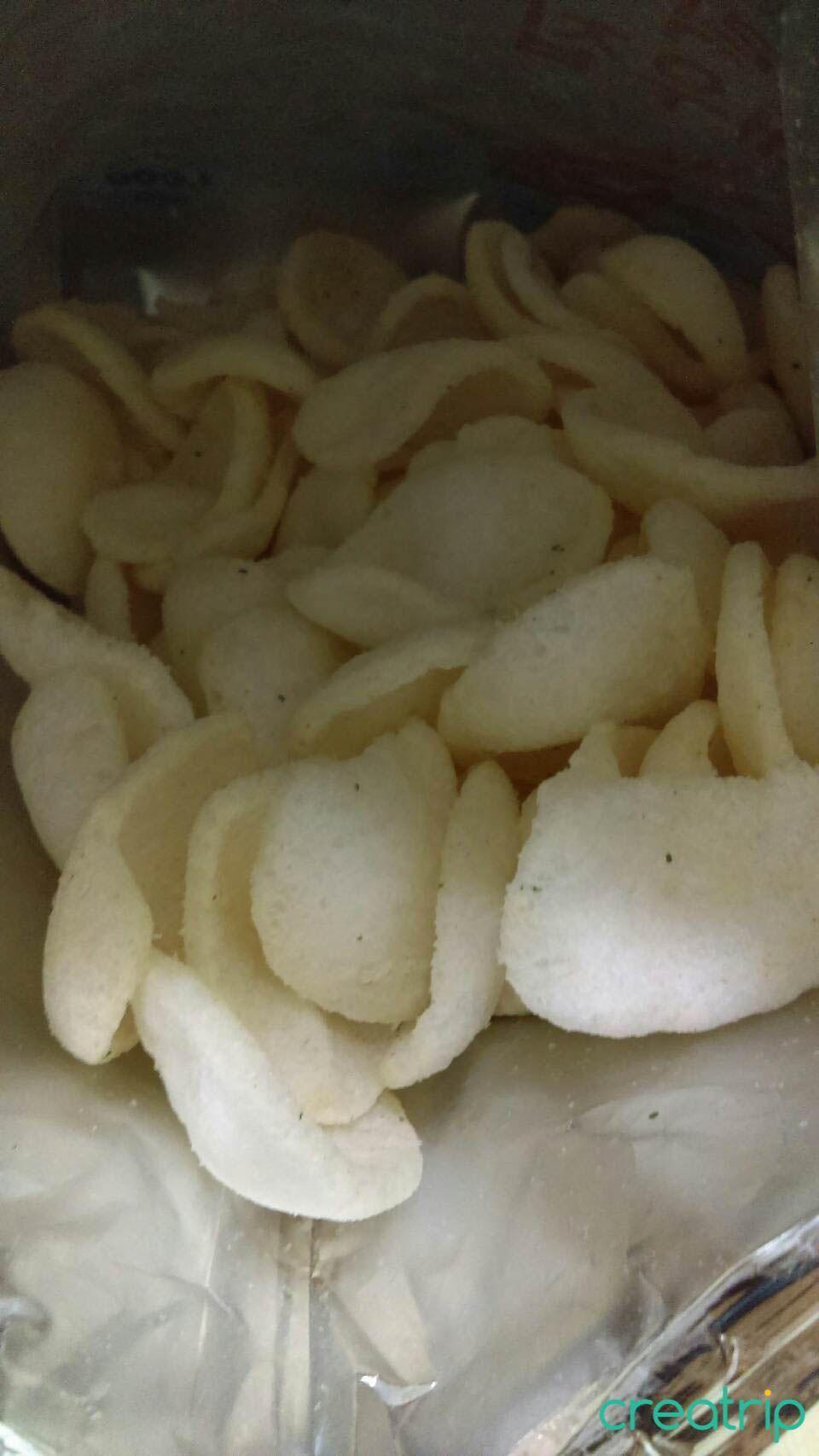 韓國蒜蝦餅內部特寫圖，顯示搥碎狀小蝦片，適合愛嚐海味的消費者。