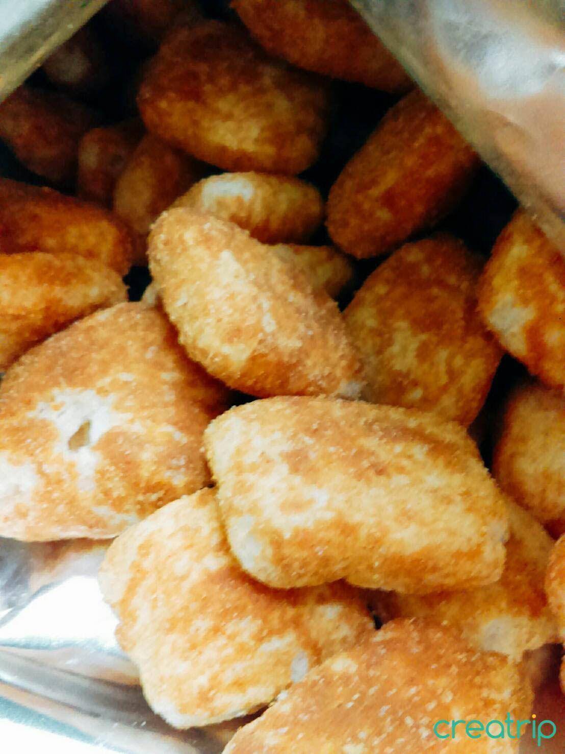 內部韓國豆粉米餅乾的特寫，呈現出金黃的表面及酥脆的質地。