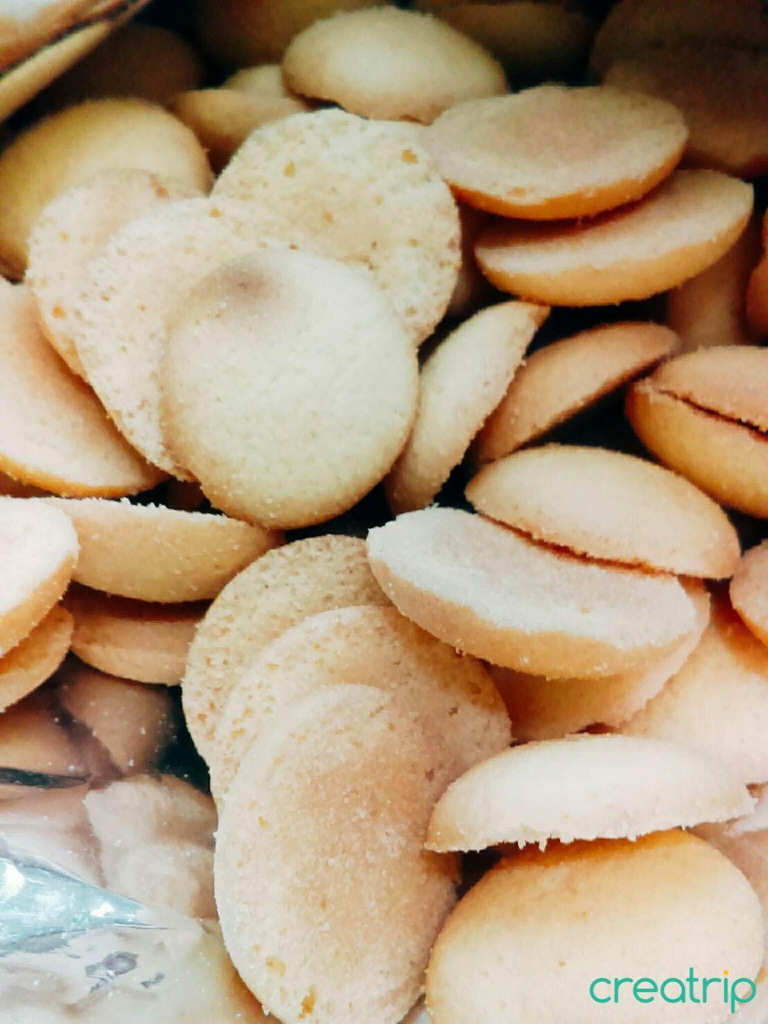 韓國7-11蛋香餅乾內部特寫，展現出其鬆軟圓滑的外觀和醇厚的雞蛋與奶油香。