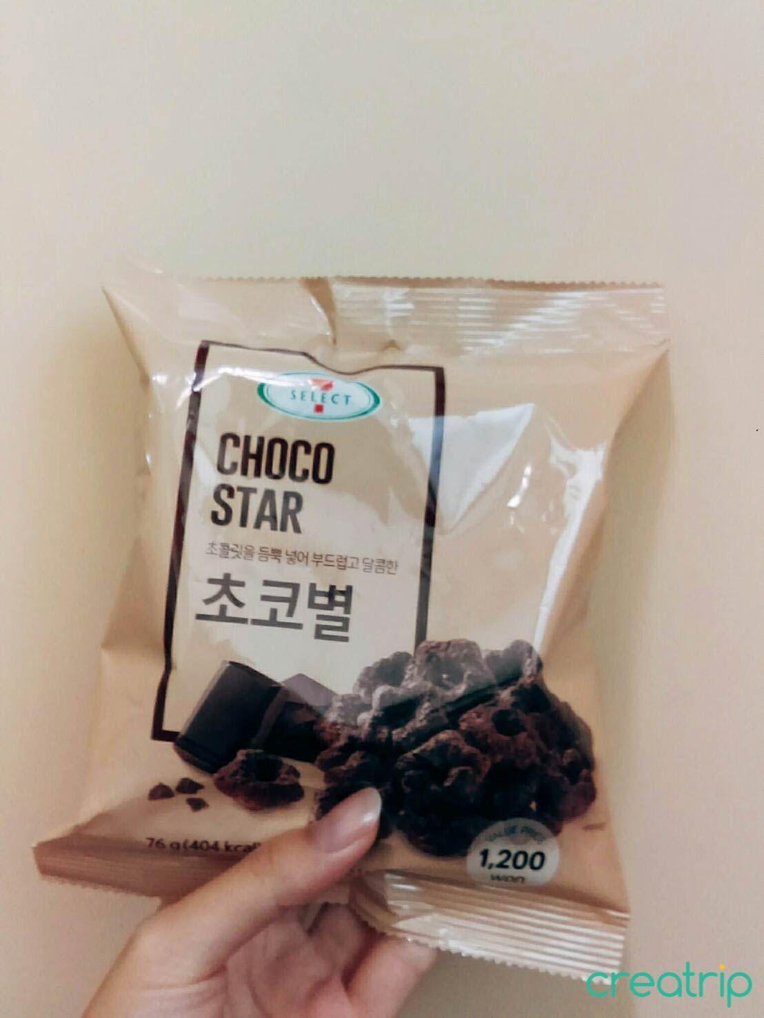 韓國7-11 Choco star星星巧克力餅乾外包裝，強調其濃厚的巧克力風味及1,200韓元價位。