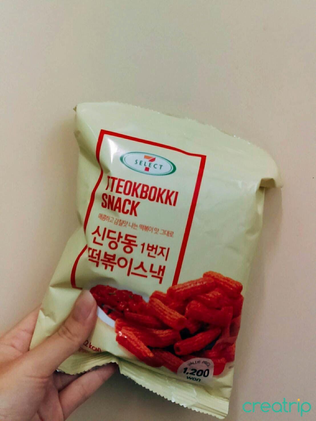 韓國7-11新堂洞辣炒年糕口味餅乾的外包裝，展示其具特色的火紅外觀及1,200韓元的價格。