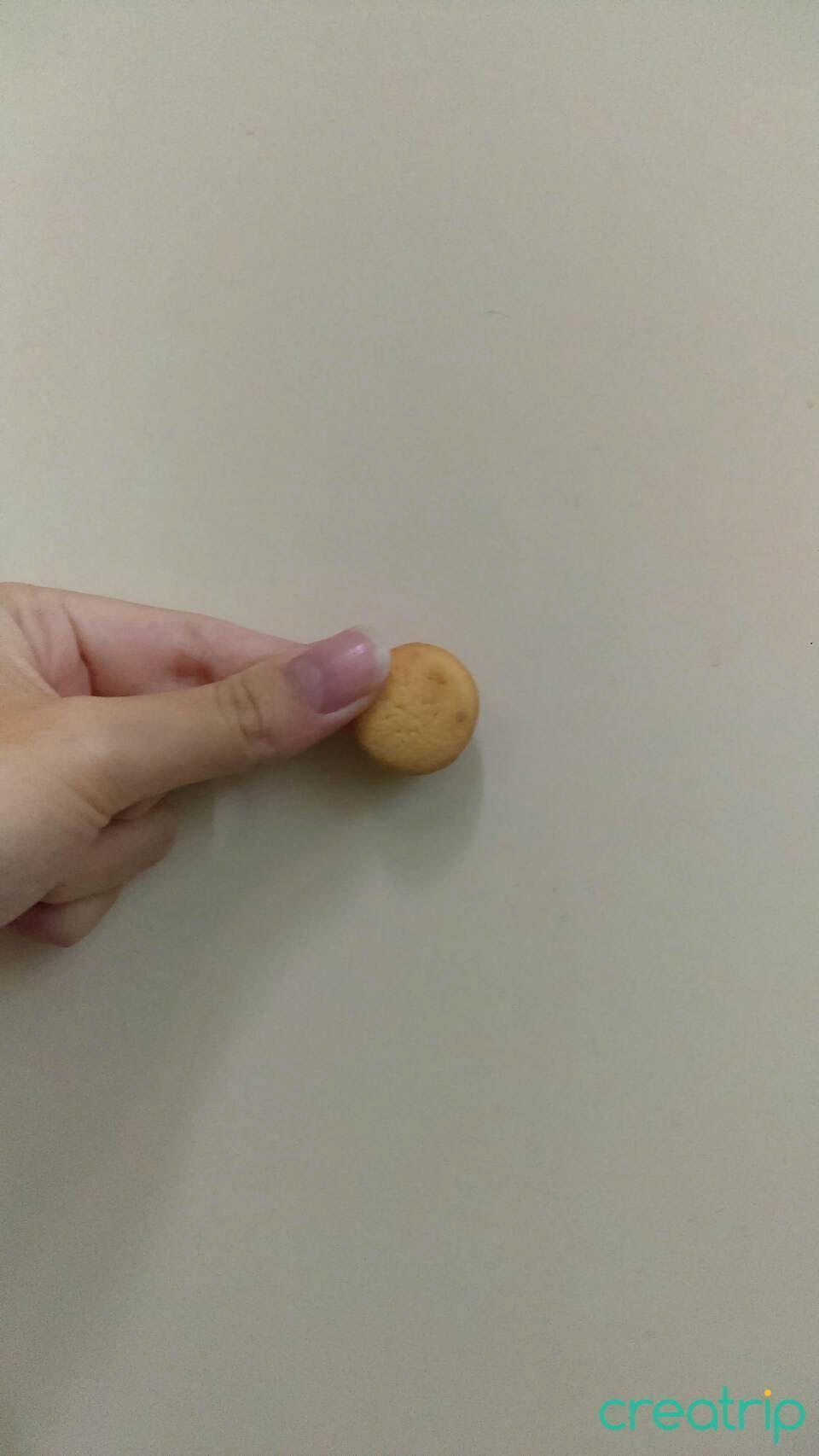 手持單個韓國蛋香餅乾的圖片，展示其圓潤的造型，適合搭配牛奶食用。