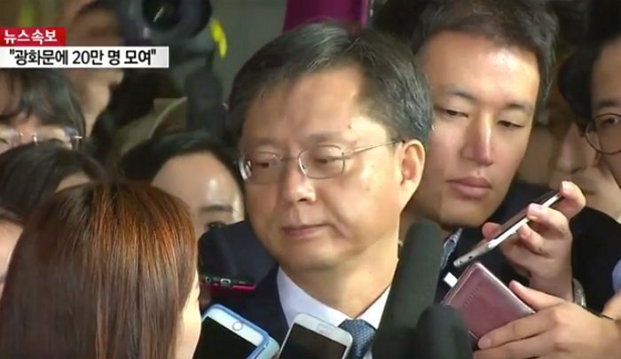 韓國新聞報道現場，媒體記者包圍一位男士。