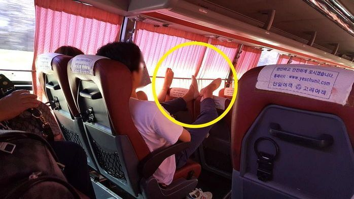 巴士乘客脫鞋並將雙腳放在座椅上，顯示不文明乘車行為。