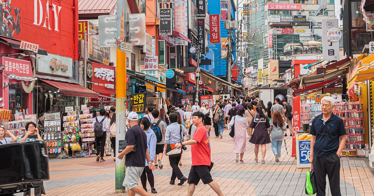 韓國夜市食攤，顧客享受路邊小吃，擠滿了人群。