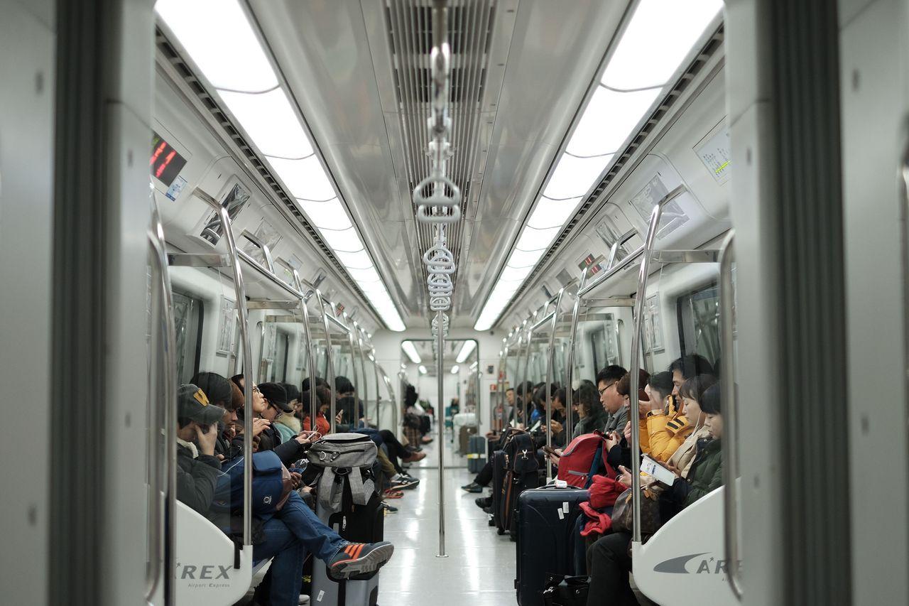 四位年長者圍坐在桌子旁喝茶交談，家庭聚會場景。