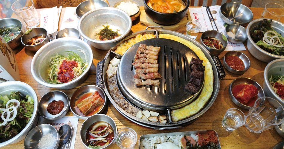 韓國烤肉的豐富配菜，以及精緻的烤肉，姜虎東白丁餐廳的必吃美食。