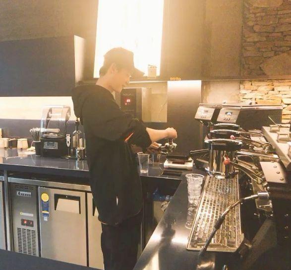 韓國必吃89Mansion李鐘碩咖啡廳內景，提供舒適的環境和美味咖啡。