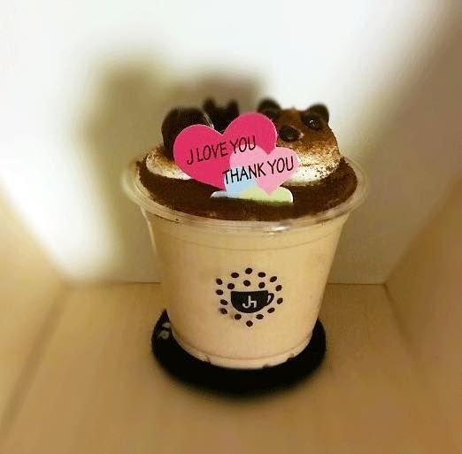 Cafe J Holic咖啡廳內部設計，提供舒適的咖啡和甜點環境，由JYJ金在中經營。