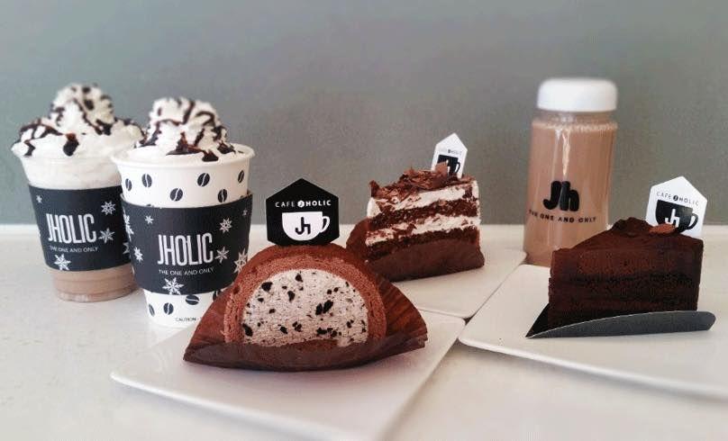 Cafe J Holic的周邊商品展示，JYJ金在中開的咖啡廳，提供多樣文化商品。