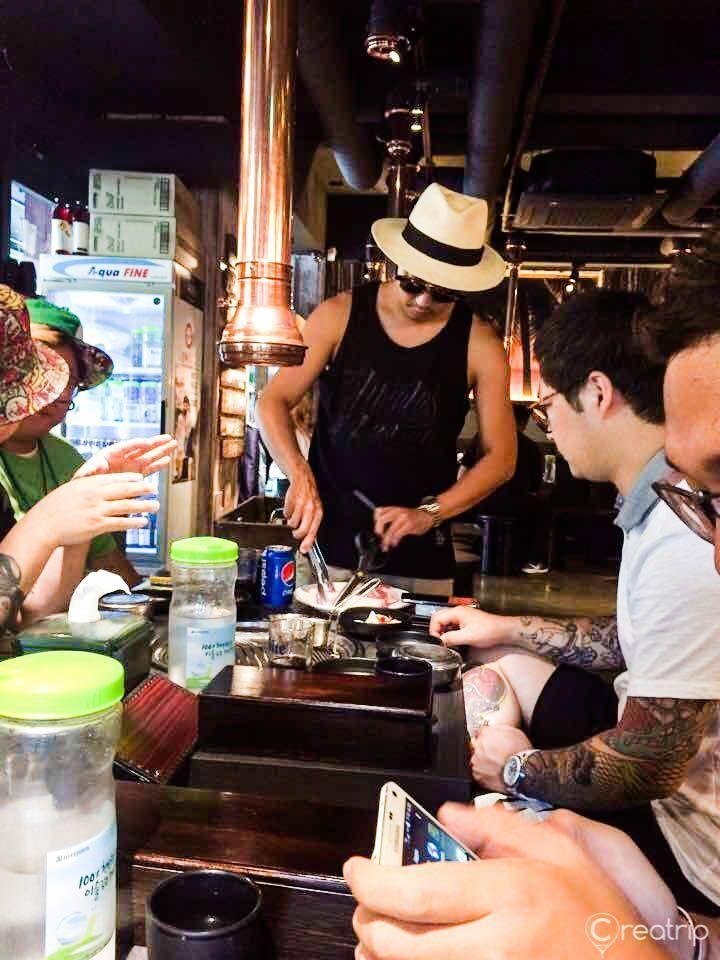 哈哈親自烤製炭火豬肉，提供超厚濟州產肉品，401餐廳的特色美食。