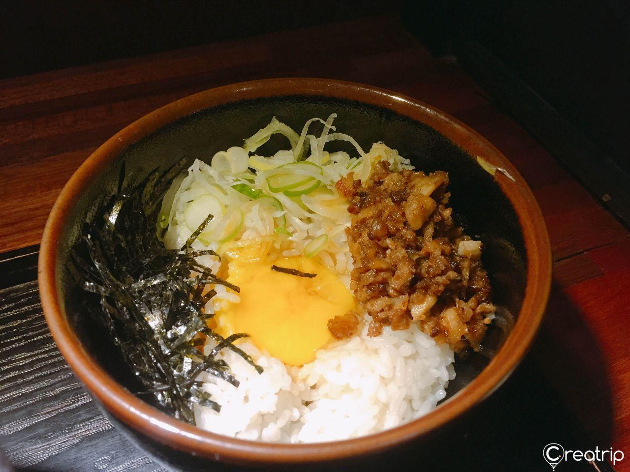 特色日式料理，Aori神隱日式拉麵店，提供多樣化的菜餚選擇。