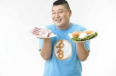 姜虎東白丁烤肉店內部裝潢，中式和西式混合風格的設計。