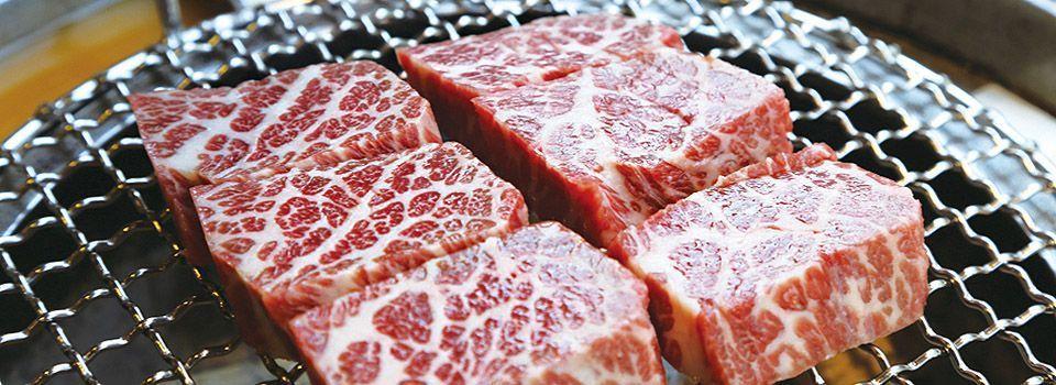 在烤架上烤的韓國烤肉，獨特的花紋及香氣，姜虎東白丁的特色美食。