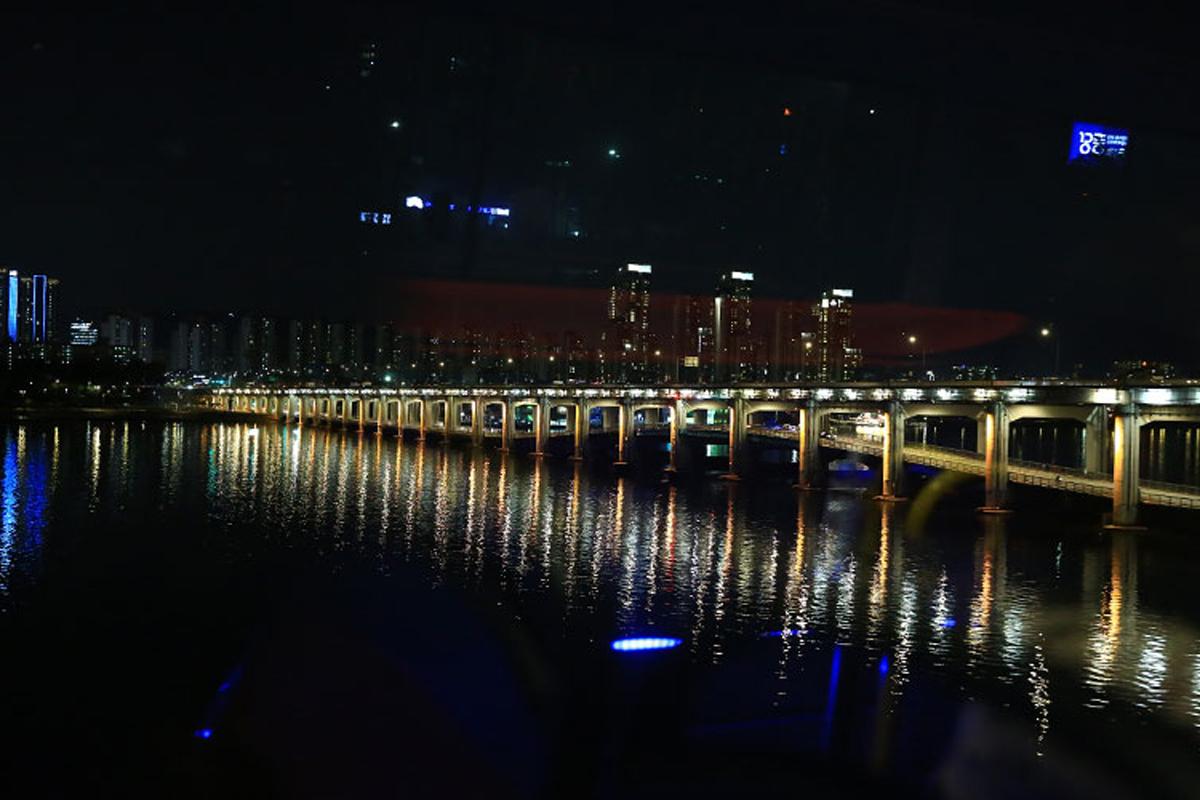 Night view of Banpo Bridge over the Han River in Seoul, beautifully illuminated and reflected in the water