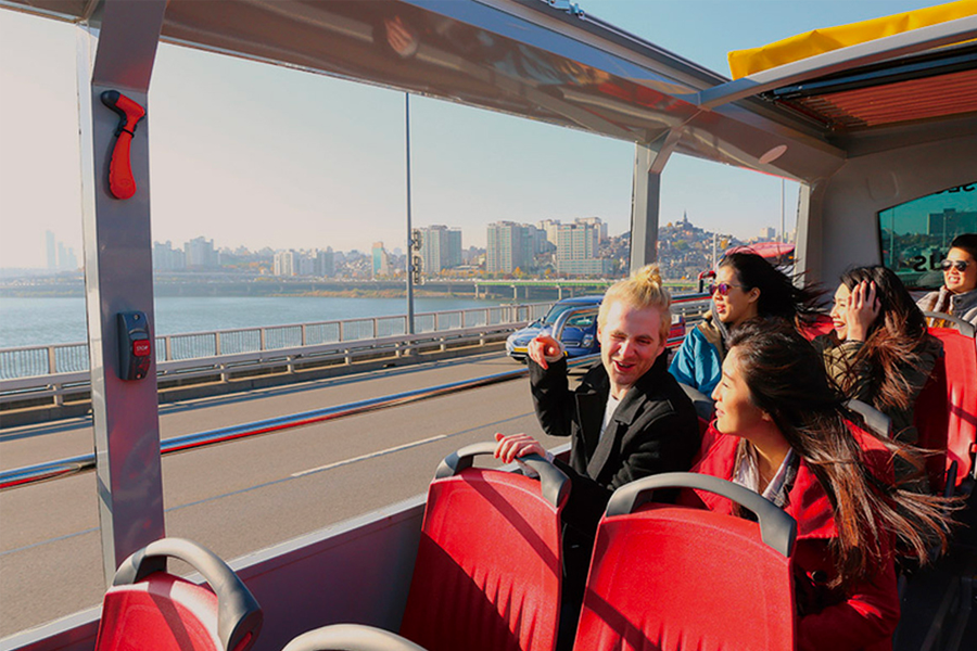 首尔观光巴士的路线地图，展示了都心古宫南山线路的各大旅游景点。