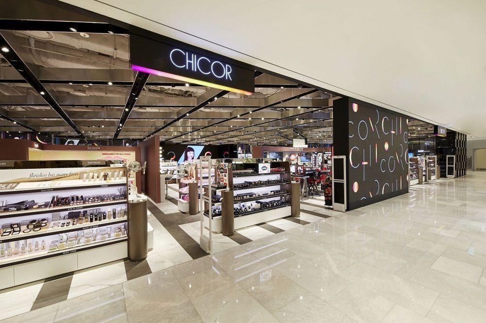 CHICOR化妆品店的入口展示，门店设计时尚，吸引顾客进店探索韩国热门美妆产品。