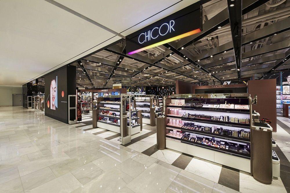 CHICOR美妆店的内部场景展示整齐排列的化妆品和明亮的灯光，体现现代化购物体验。韩国必去购物地之一。
