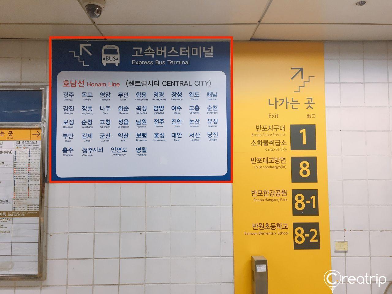 通往CHICOR的方向指引牌，为游客推荐最佳购物路径。