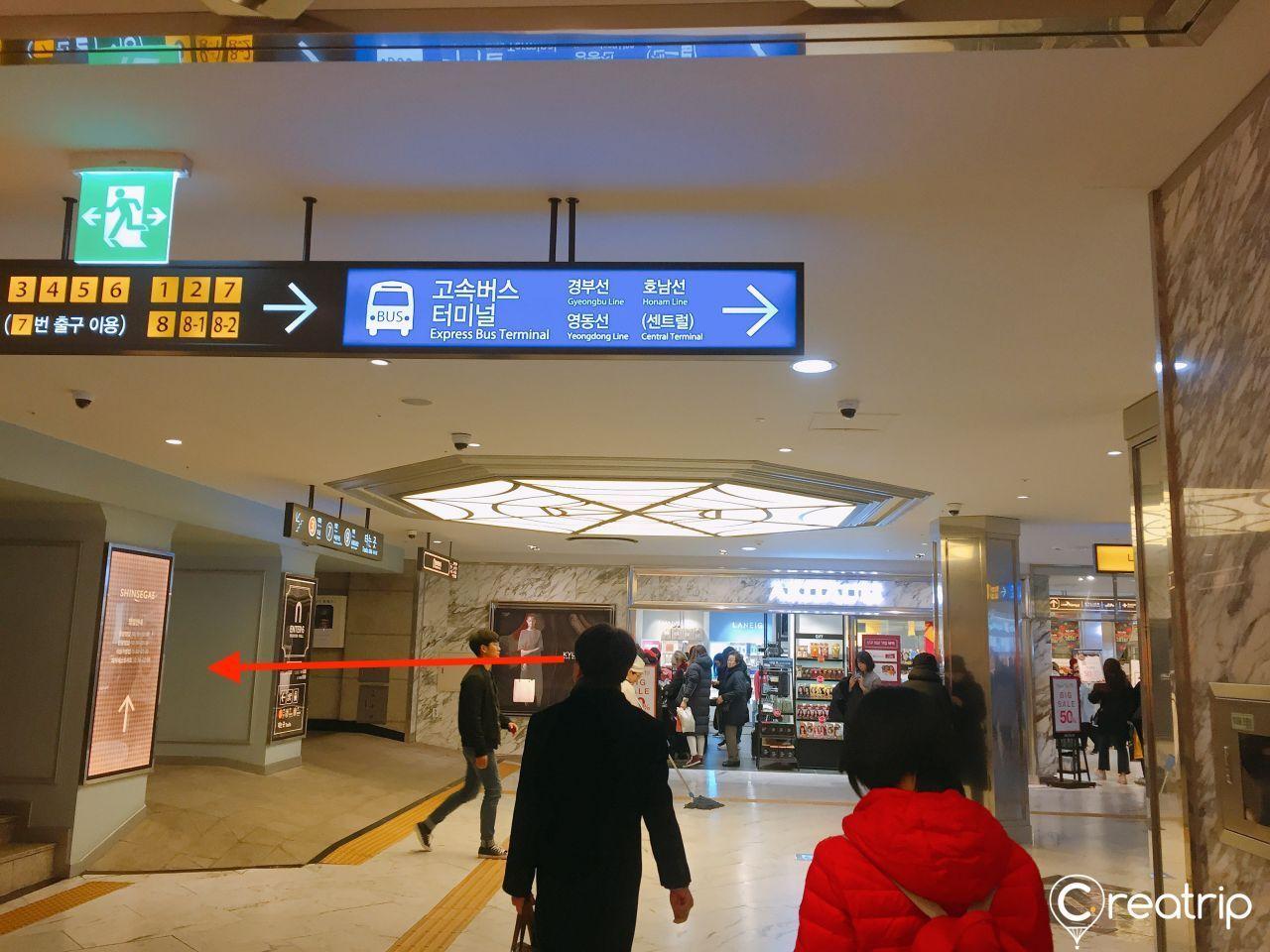 引导顾客前往CHICOR的大型商场内景，营造购物的期待感。