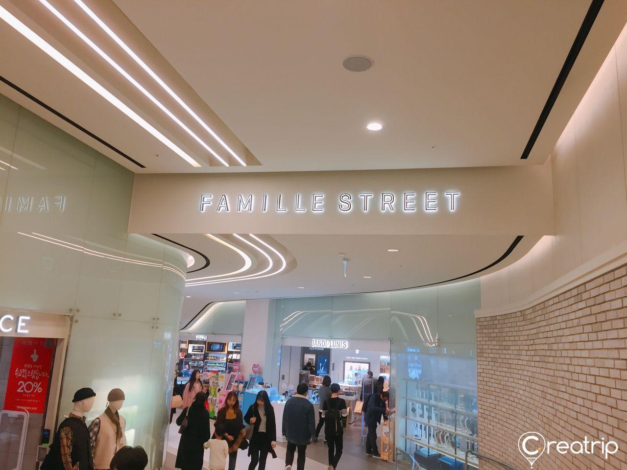 家庭街入口，引导顾客走向CHICOR，地标显眼便于识别。