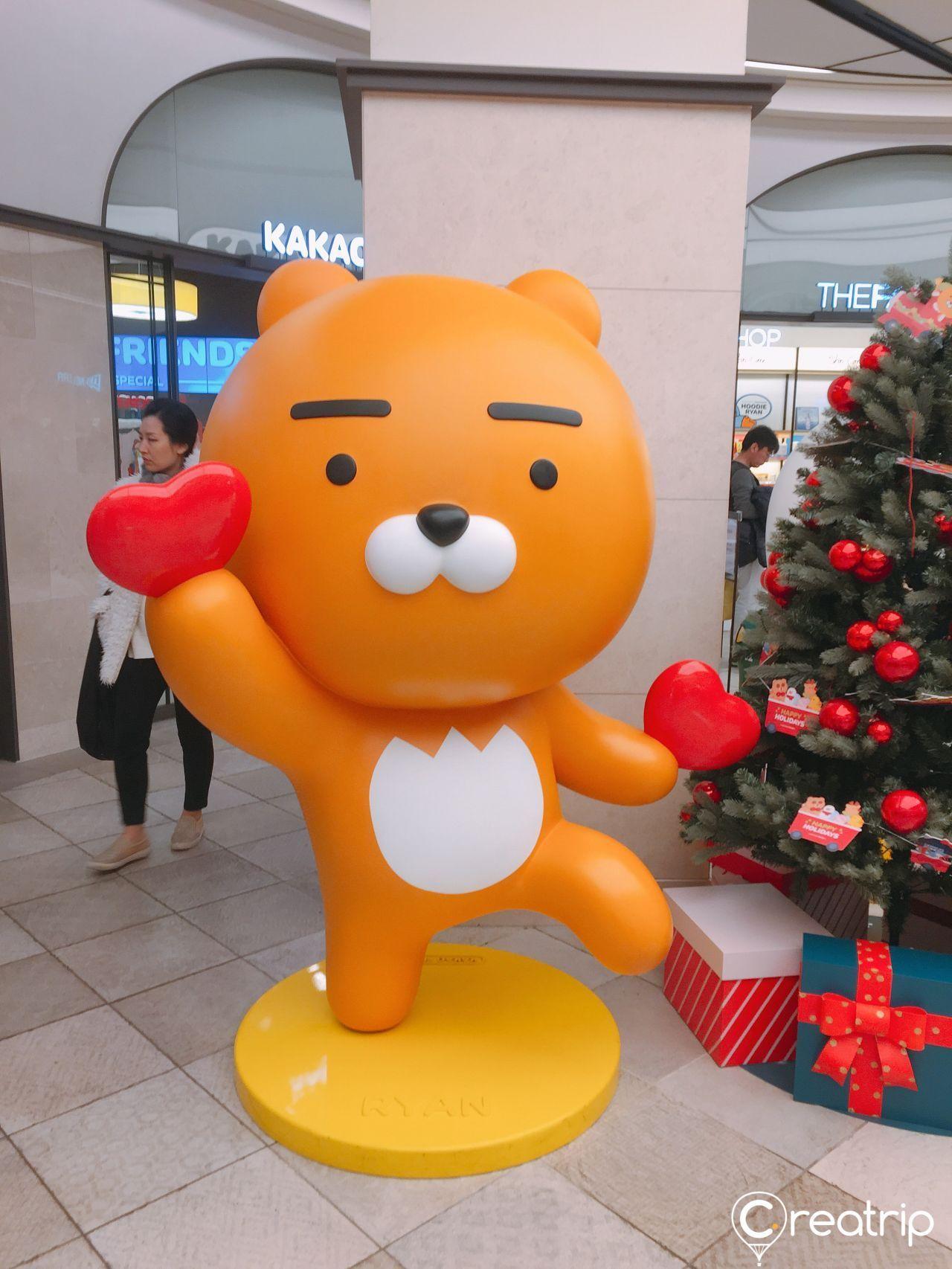 卡通RYAN雕塑伫立在商场核心区域，是顾客前往CHICOR的引导标识。