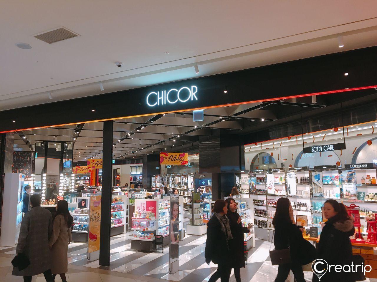 呈现CHICOR店内丰富商品组合、现代化设计，为顾客带来全新的购物体验。