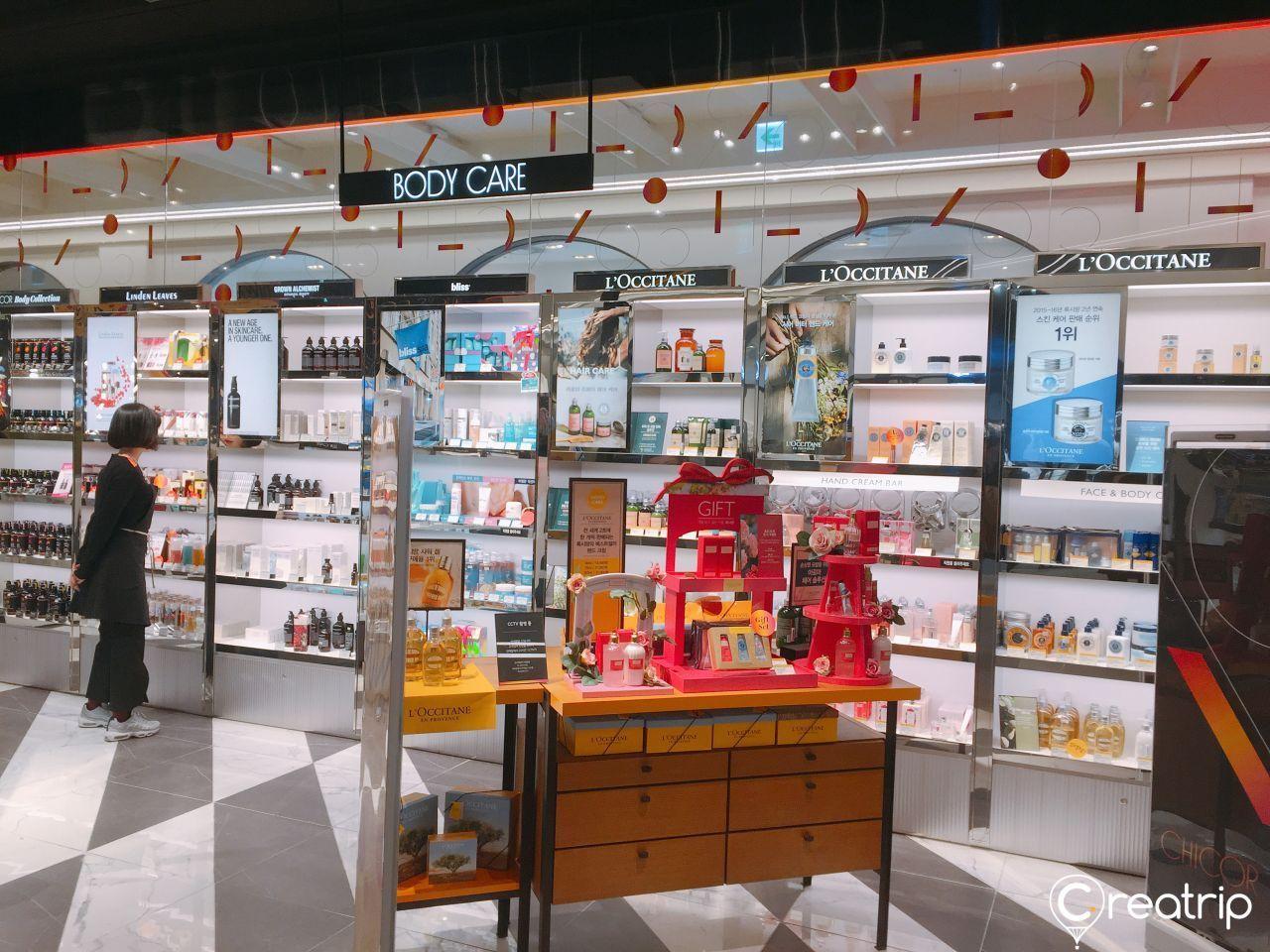 店内的护肤品展示区，陈列多个热门品牌产品，顾客可以探索并购买高品质的韩国护肤品。