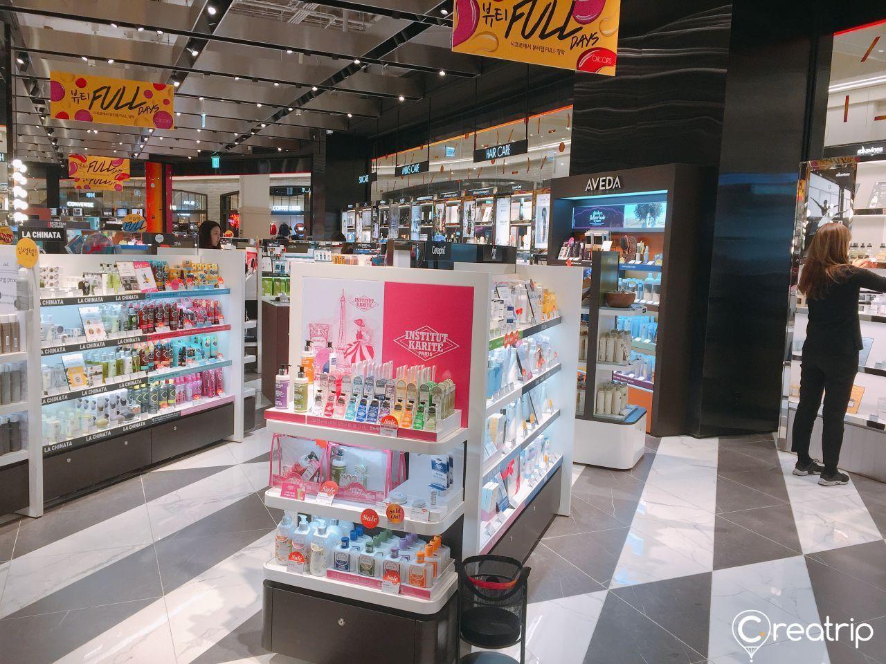 CHICOR店内的美妆和护肤品的全面陈列，标识清晰，顾客可以轻松找到想要的商品。