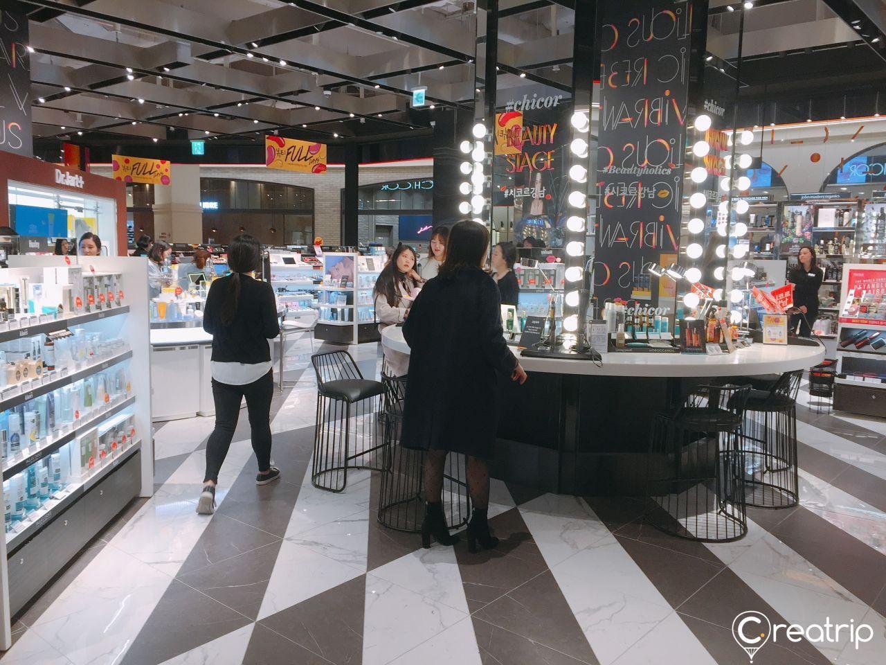 试妆台周围的闪亮灯光让顾客享受明星级妆容体验，CHICOR店内的一大吸引点。