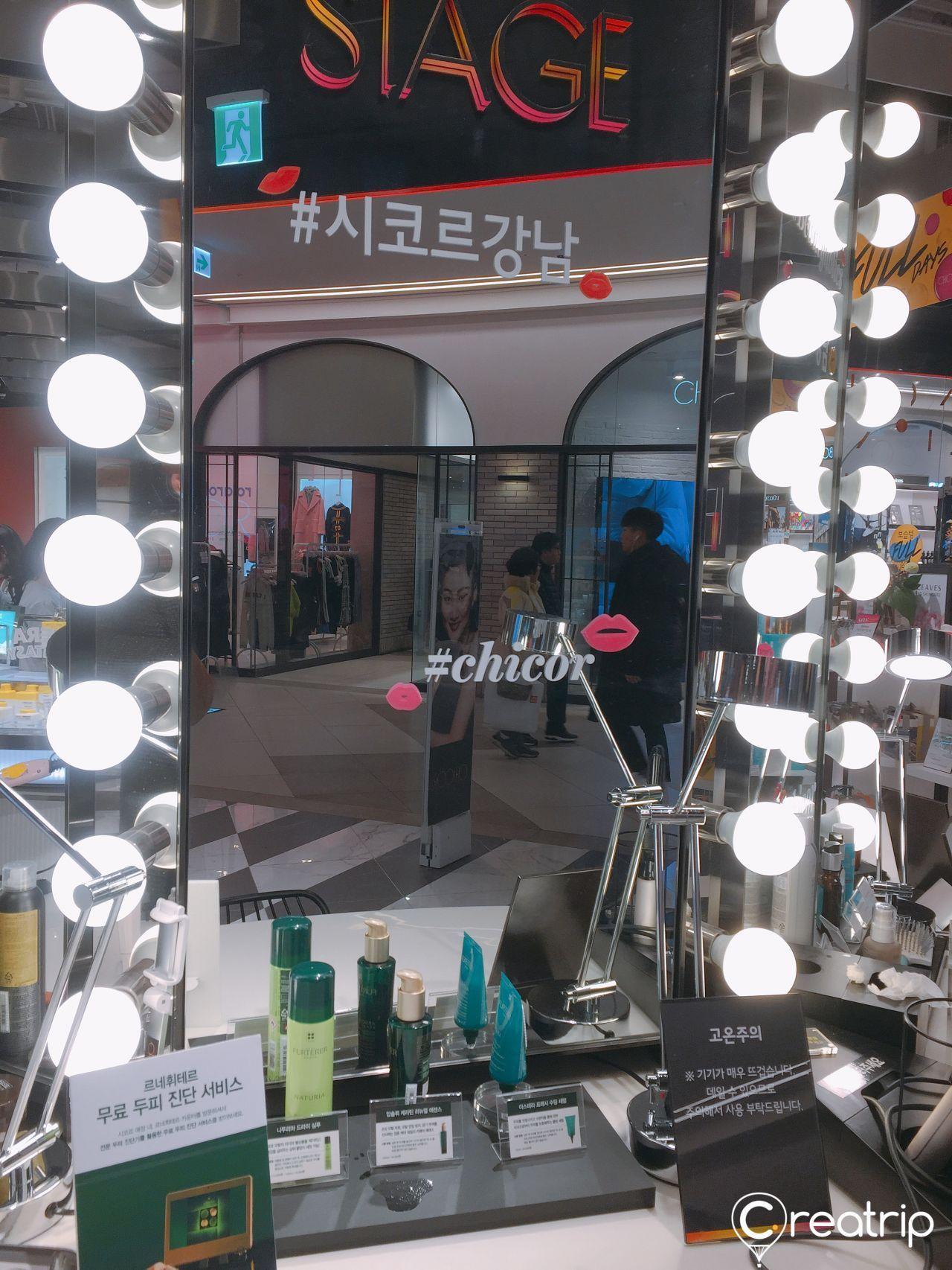 CHICOR化妆店内有电卷发器及护发工具，为顾客提供完善的线上美容服务和试用体验。