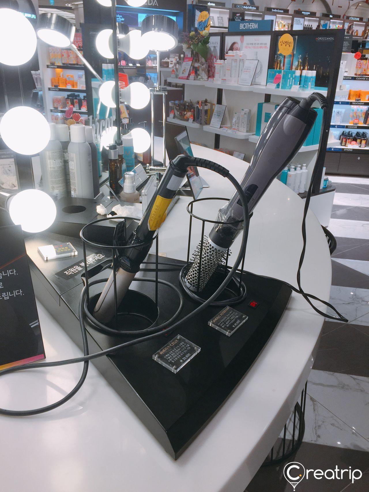 店内一角展示了流行的发用品和造型道具，提供顾客一个寻找美发解决方案的场所。