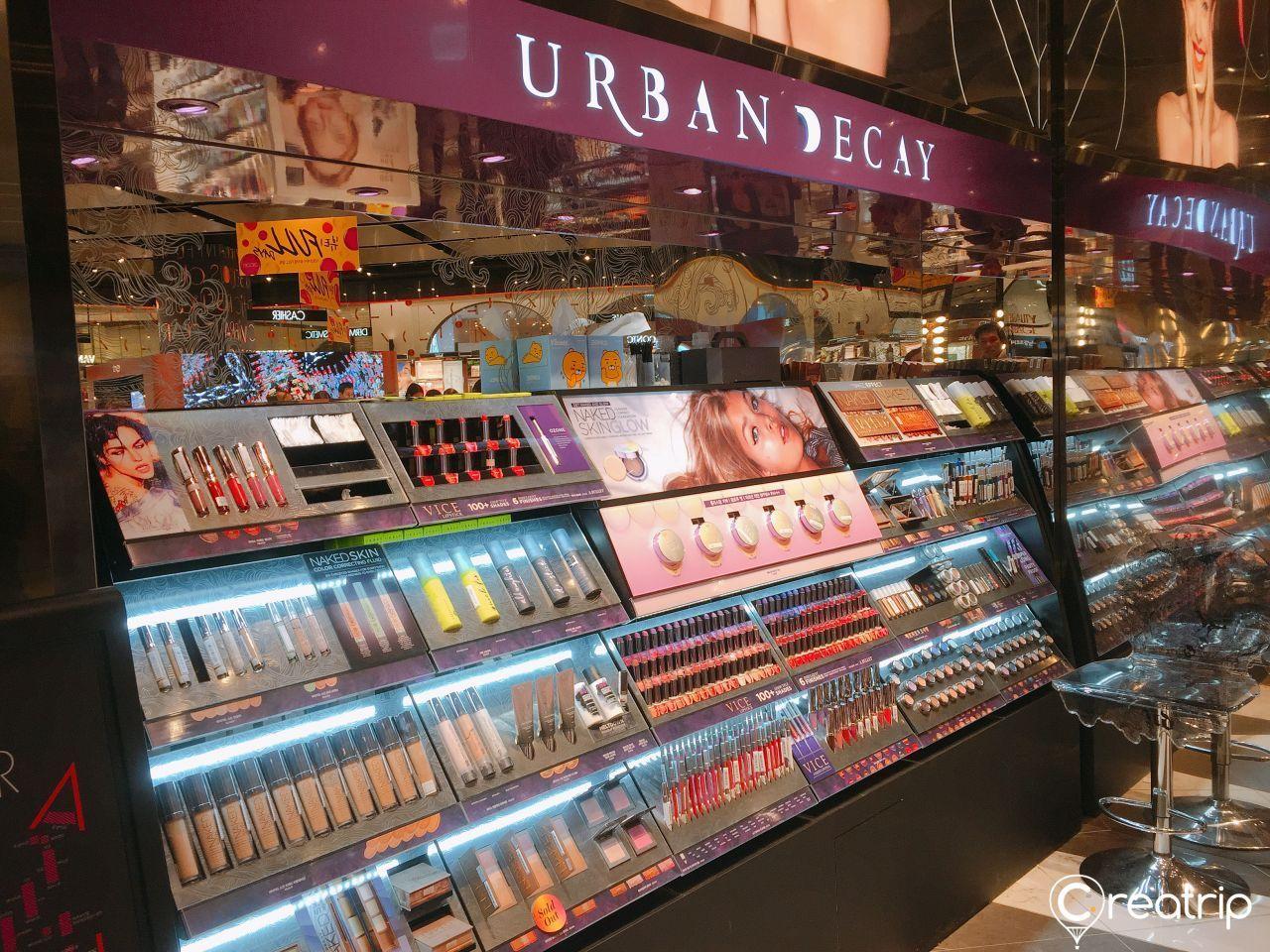 知名美妆品牌URBAN DECAY在CHICOR店内的展示，吸引爱美人士的目光。