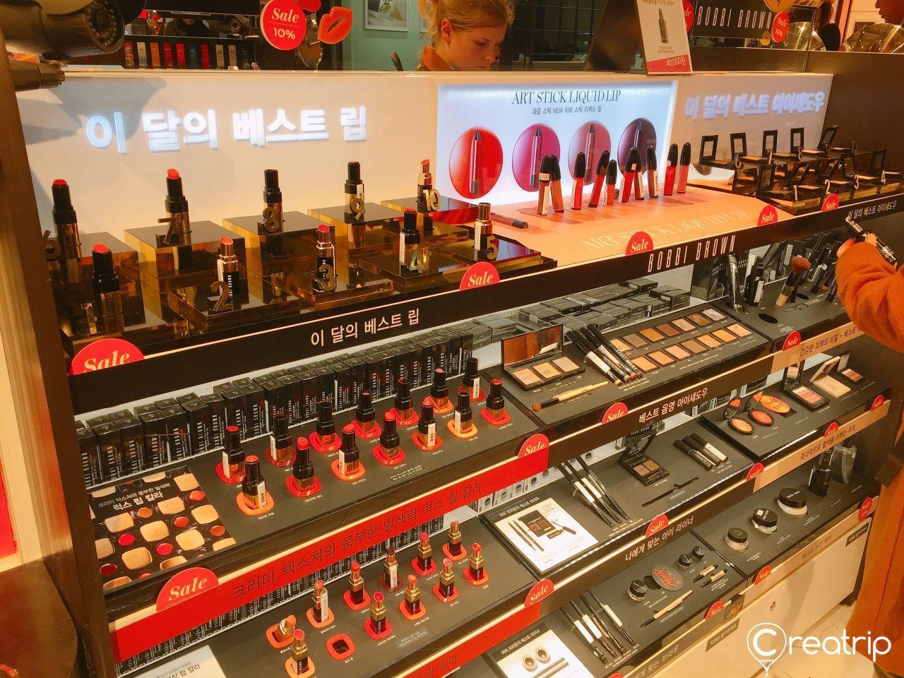 店内最佳美容产品专柜，展示月度最佳销售的化妆品，顾客可快速找到畅销款。