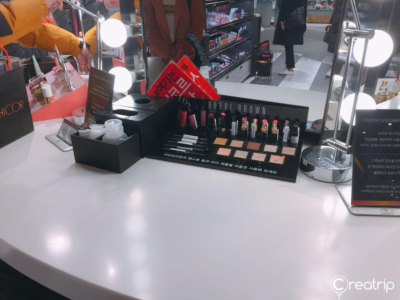 CHICOR店内备受欢迎的美妆品牌试用区，是吸引顾客的一大要素，其中包括韩国潮流美妆产品。