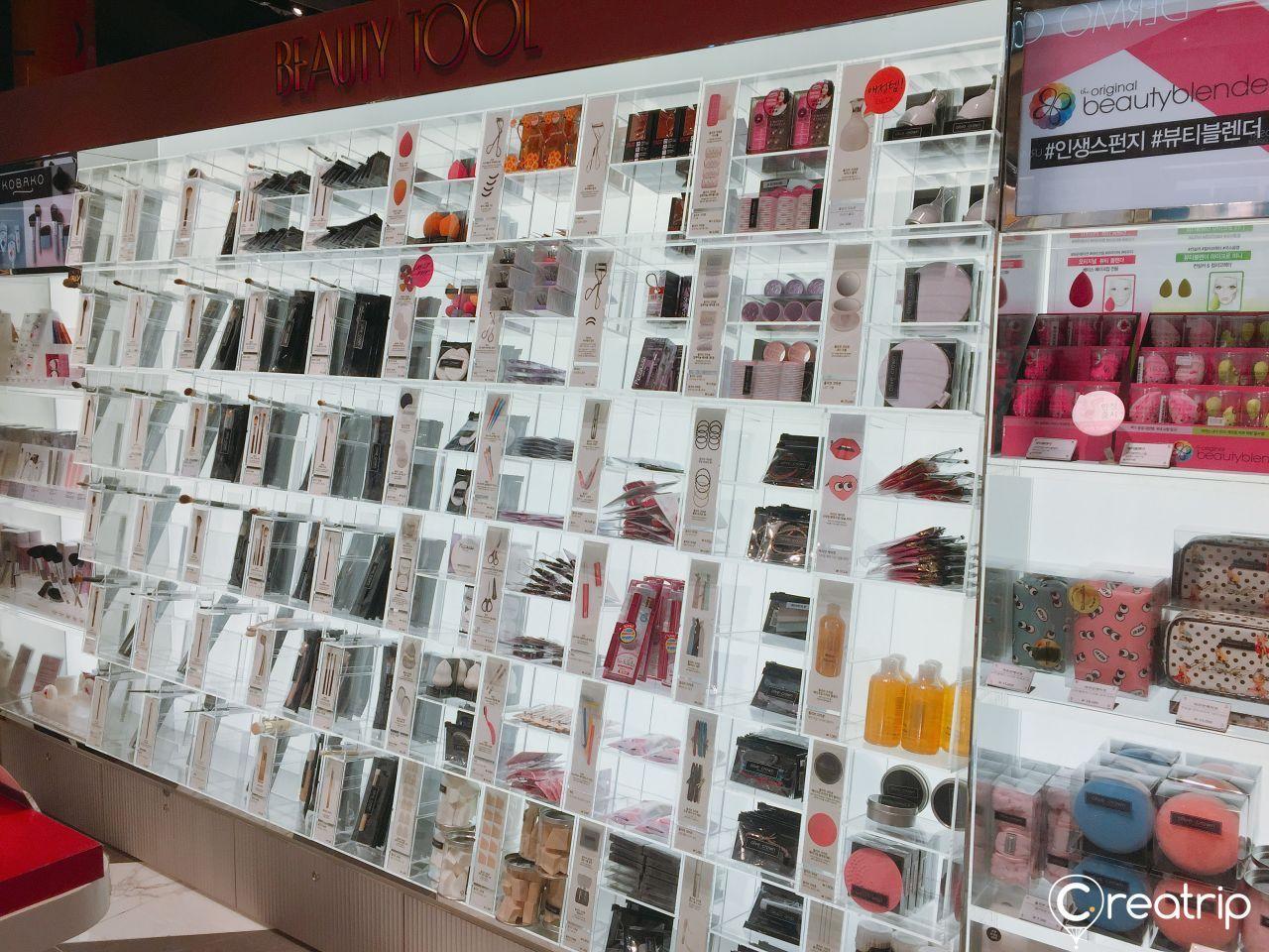 陈列着多种美妆刷具的展示墙，位于CHICOR店内，为顾客提供丰富的选择。