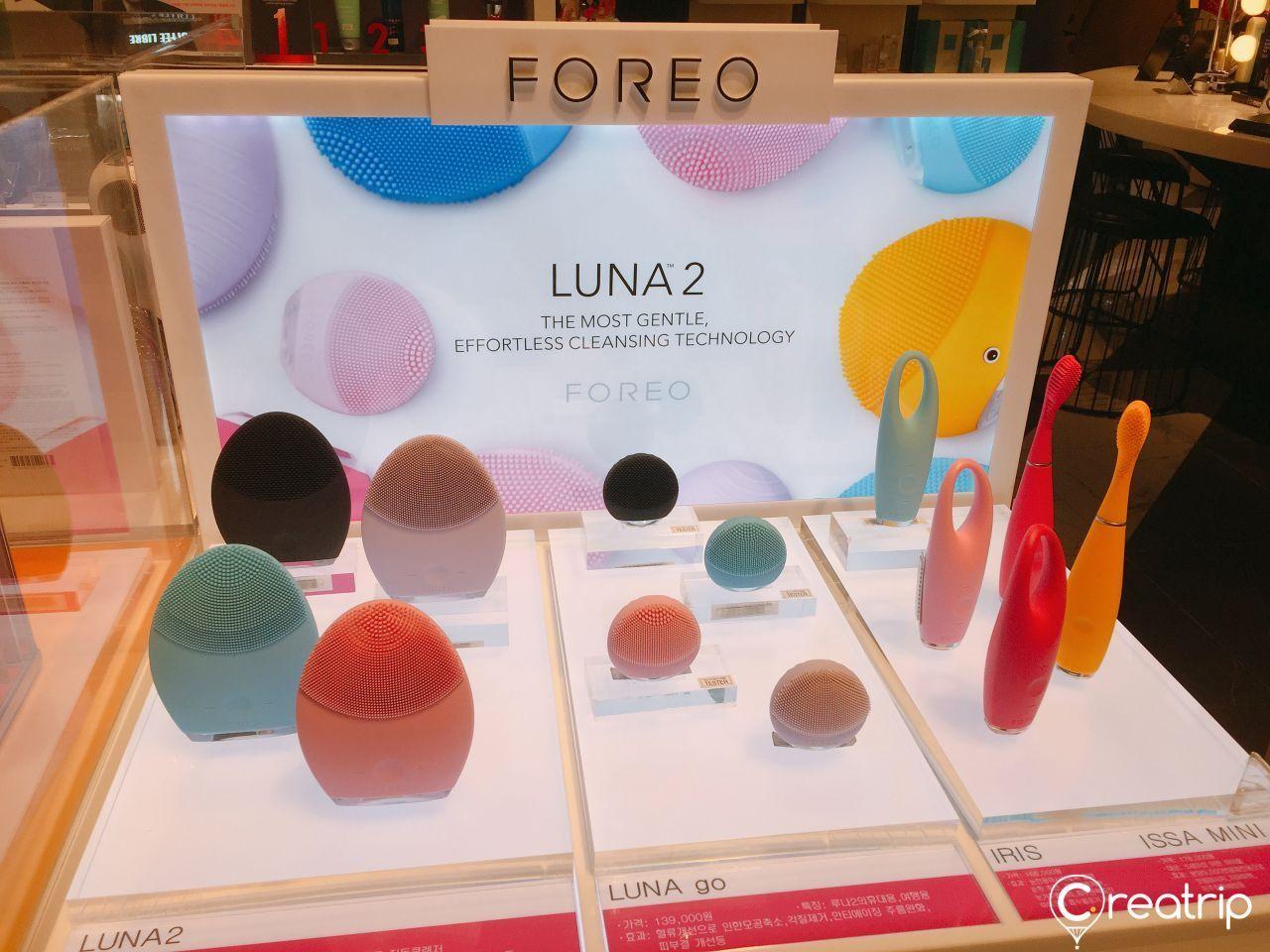 采用最新技术的洗脸设备在CHICOR店内展示，体现了美妆科技的进步。