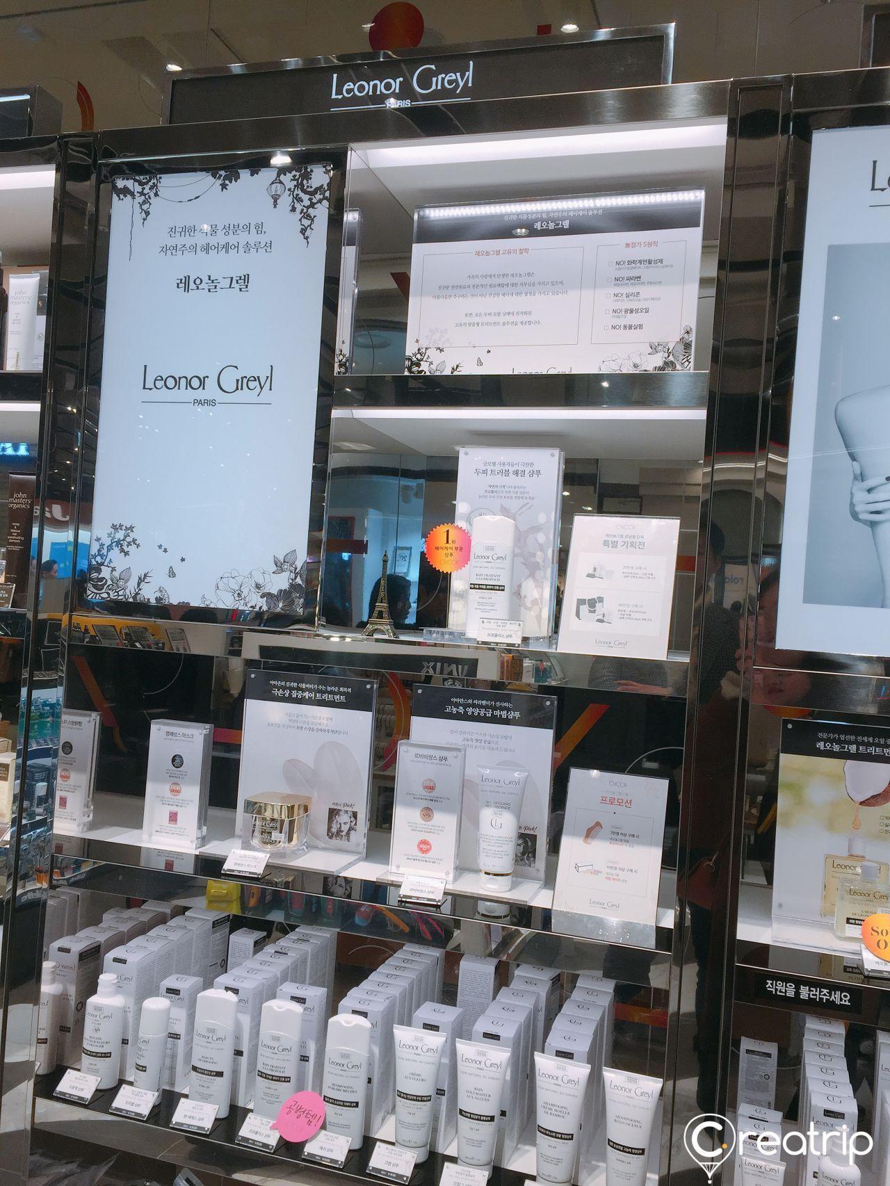 流行美发产品的展示，强调产品的受欢迎度及质量，吸引顾客购买。