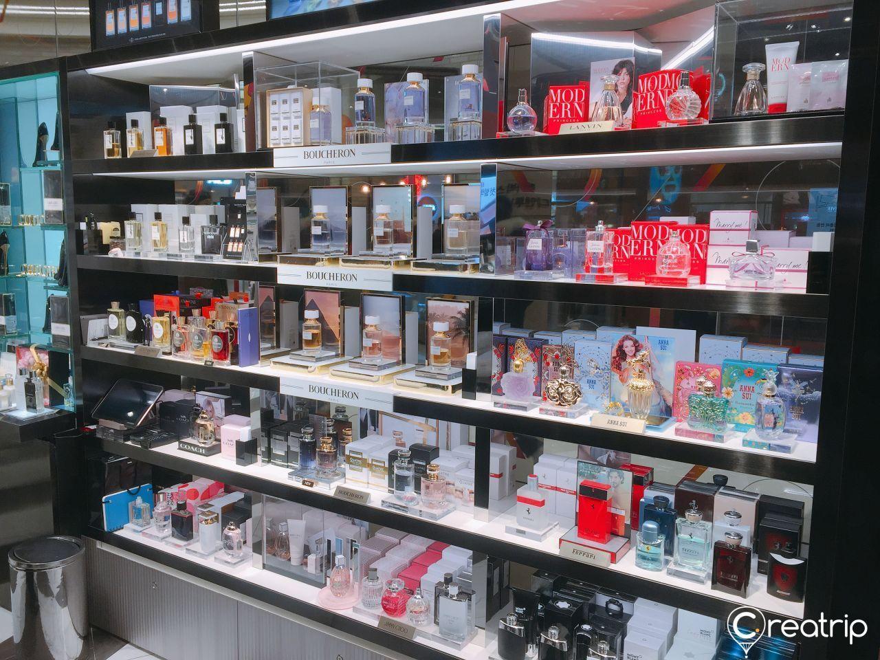 名牌香水的多样展示，CHICOR店内的专业人员可协助顾客找到完美香水。