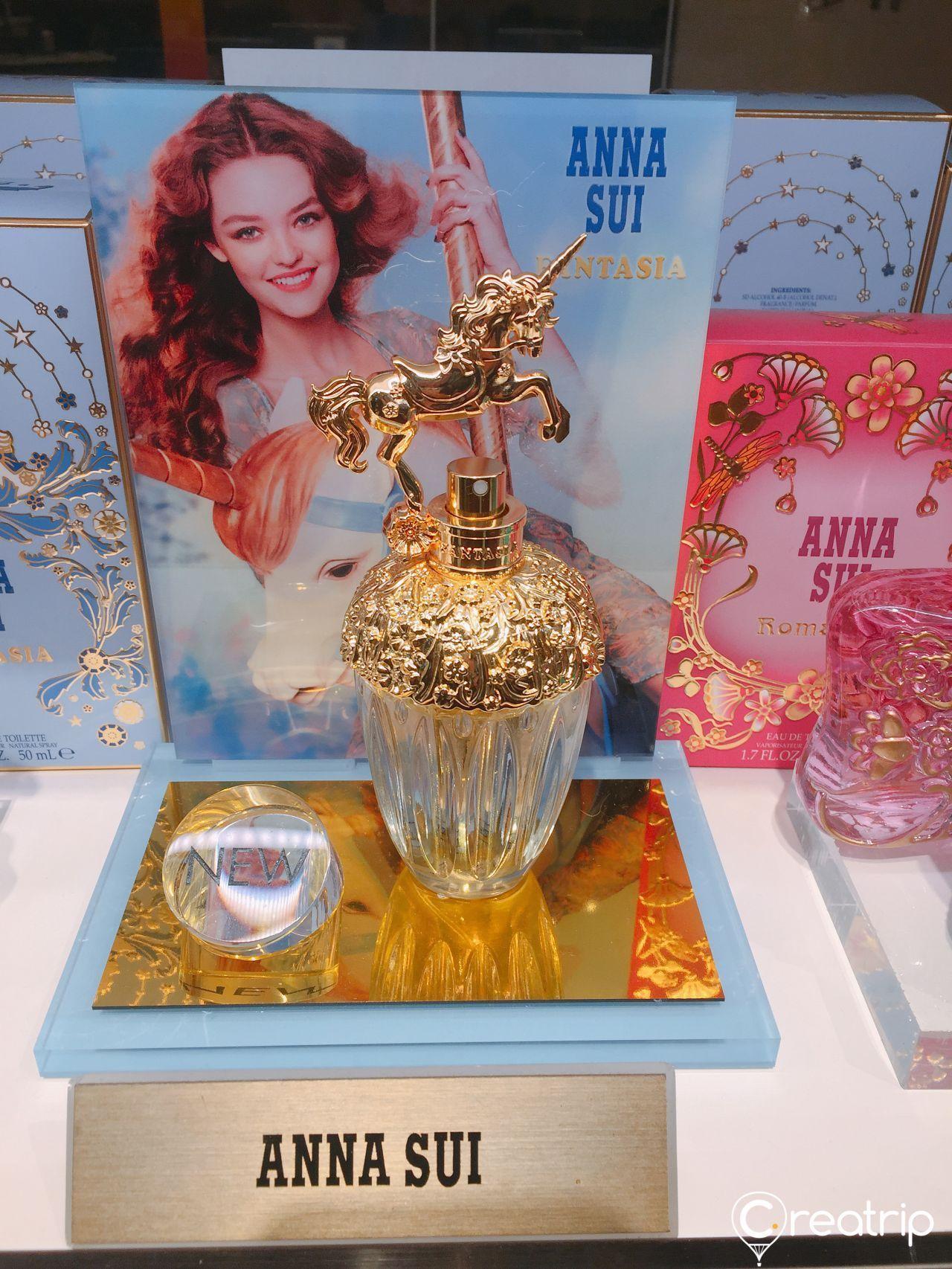 眼镜蛇头瓶盖的ANNA SUI香水，CHICOR店内独特而吸引人视线的香氛产品。