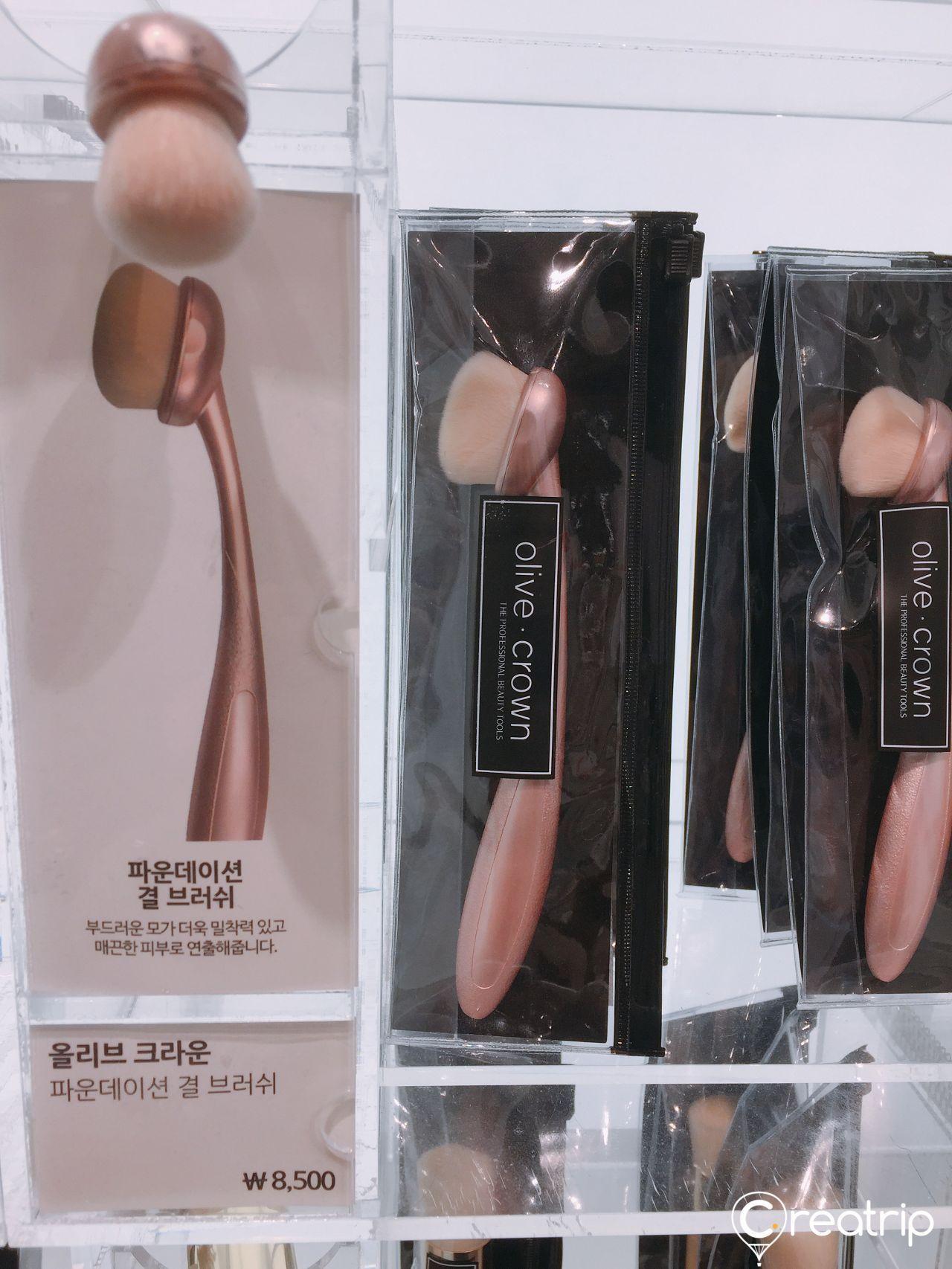 高性价比的粉底刷展示区，强调其舒适度和实用性，是顾客的必买选择。