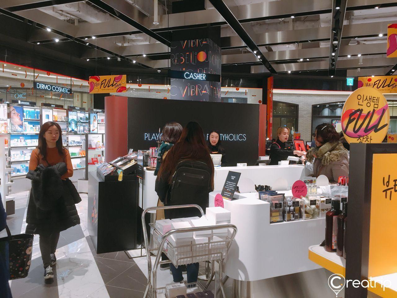 CHICOR店内热闹的购物氛围，汇集了众多知名美容产品的展柜。